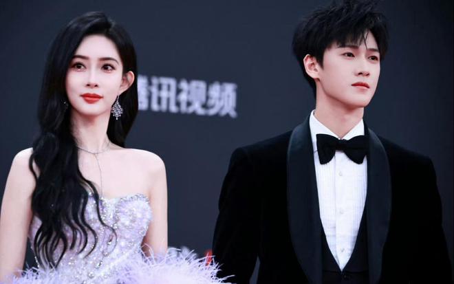 胸礼服唐嫣高定黑裙却被压轴的赵丽颖抢镜j9九游会真人游戏第一澳门这天：张萌开(图6)