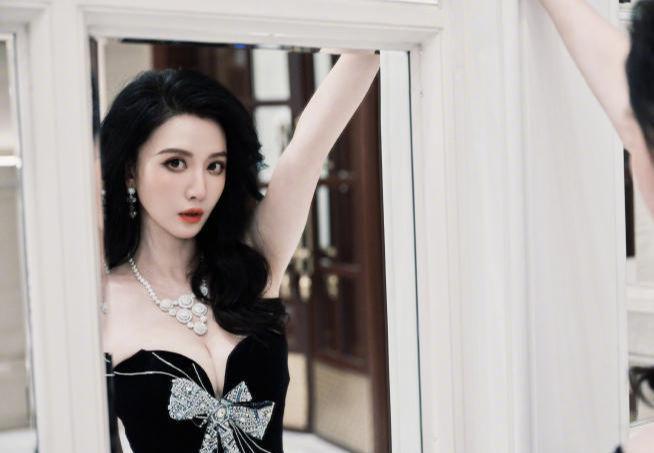 胸礼服唐嫣高定黑裙却被压轴的赵丽颖抢镜j9九游会真人游戏第一澳门这天：张萌开(图13)