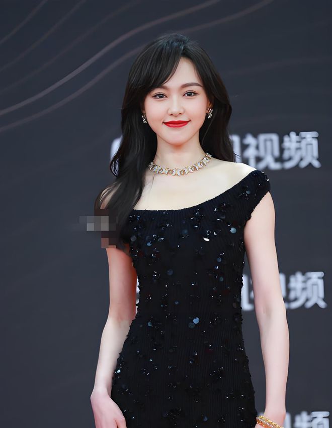 胸礼服唐嫣高定黑裙却被压轴的赵丽颖抢镜j9九游会真人游戏第一澳门这天：张萌开(图12)