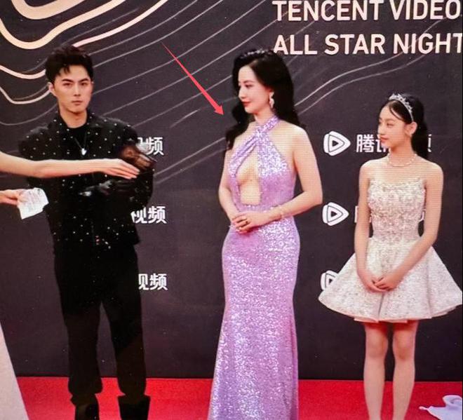 胸礼服唐嫣高定黑裙却被压轴的赵丽颖抢镜j9九游会真人游戏第一澳门这天：张萌开(图16)