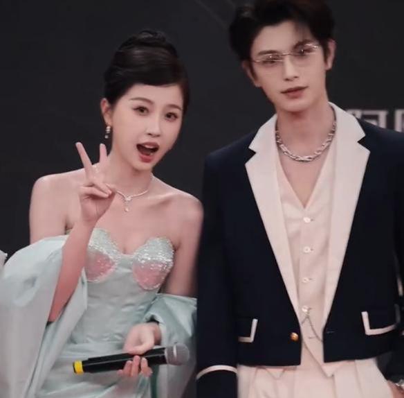 胸礼服唐嫣高定黑裙却被压轴的赵丽颖抢镜j9九游会真人游戏第一澳门这天：张萌开(图21)