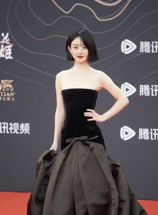 胸礼服唐嫣高定黑裙却被压轴的赵丽颖抢镜j9九游会真人游戏第一澳门这天：张萌开(图24)
